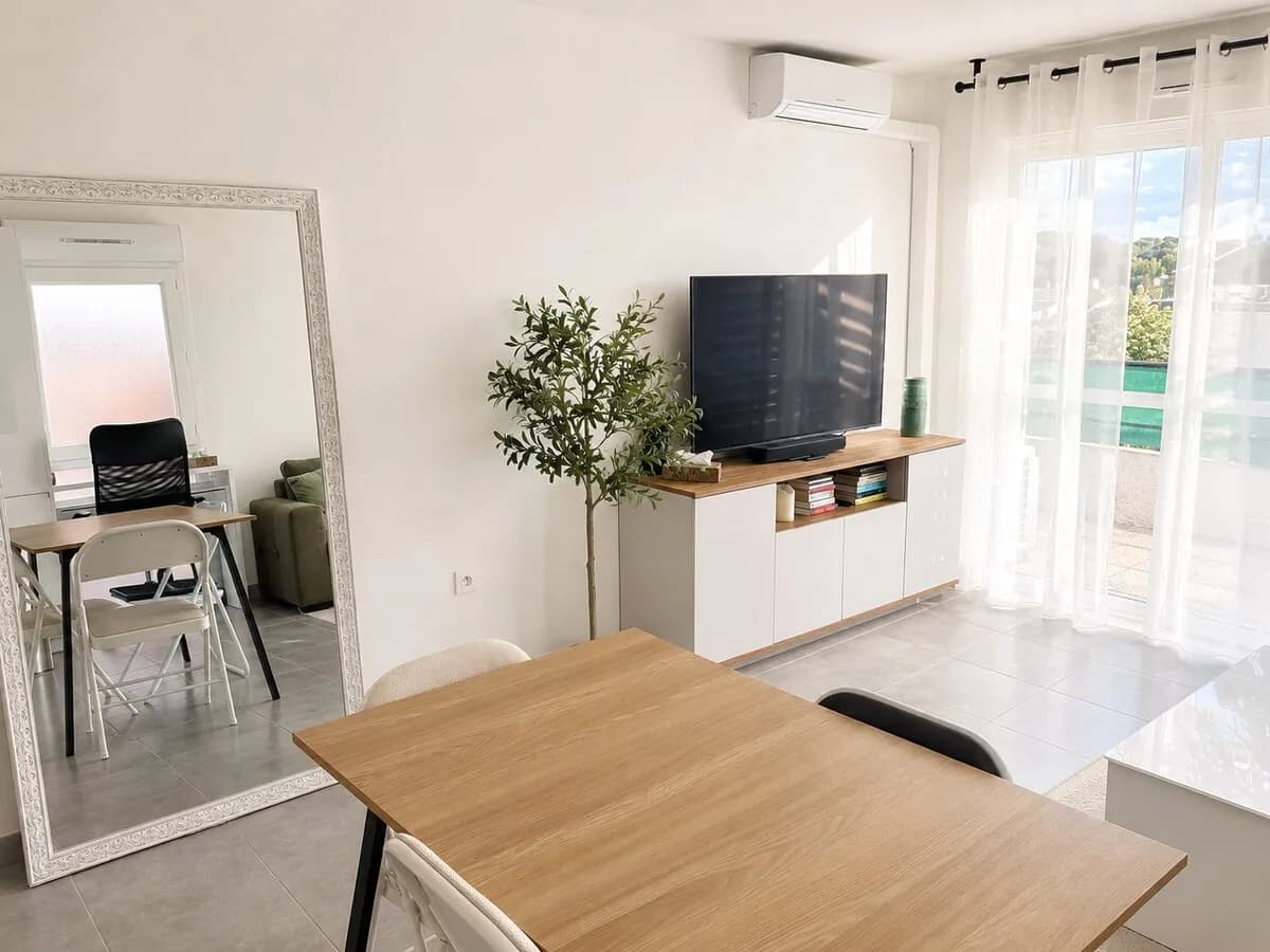 Séjour lumineux d'un appartement géré par South Conciergerie à Jacou